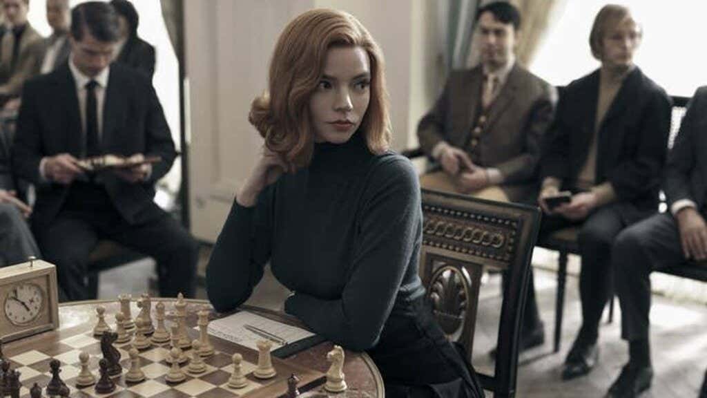 mulher jogando xadrez