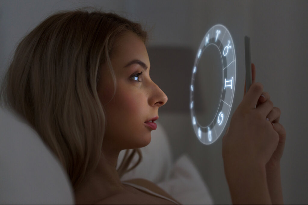 Mujer leyendo el horóscopo