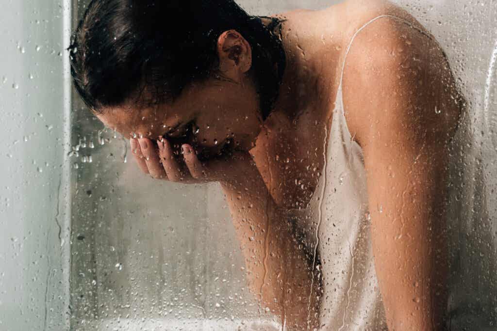 Mujer llorando en la ducha 