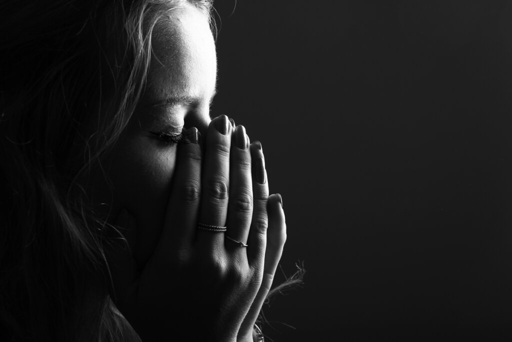 Weinende Frau denkt über die Liebe nach