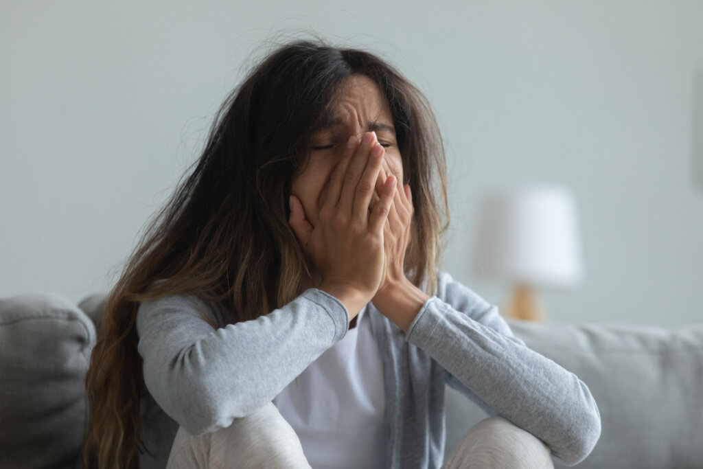 Mujer llorando sintiendo culpa