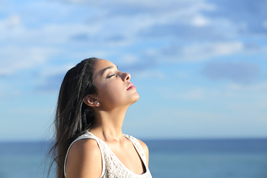 Mujer respirando con los ojos cerrados