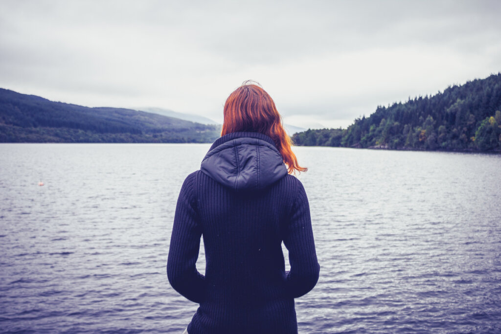 Mujer sola en el lago
