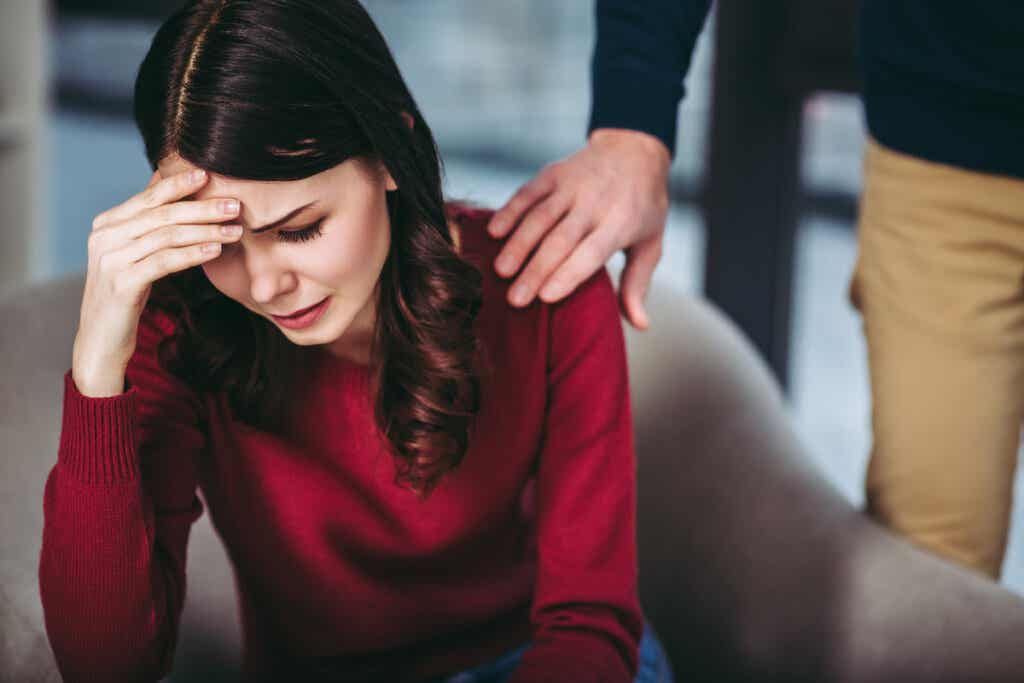 Trist kvinne som tenker: Partneren min lyver for meg