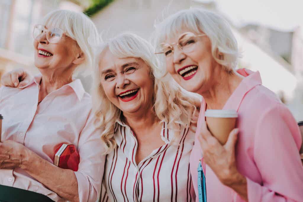 Oudere vrouwen die genieten van het behoren tot een sociale groep