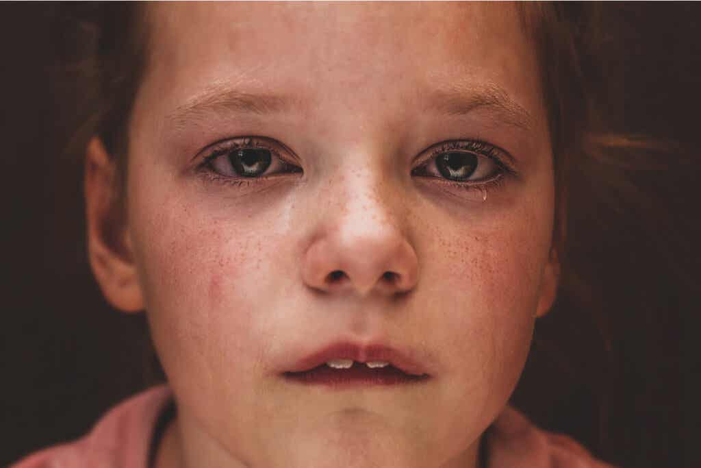 Bambina con una lacrima sulla guancia.