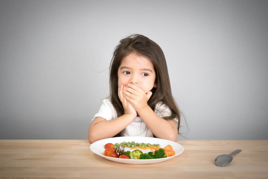 Niña tapándose la boca por fobias alimentarias