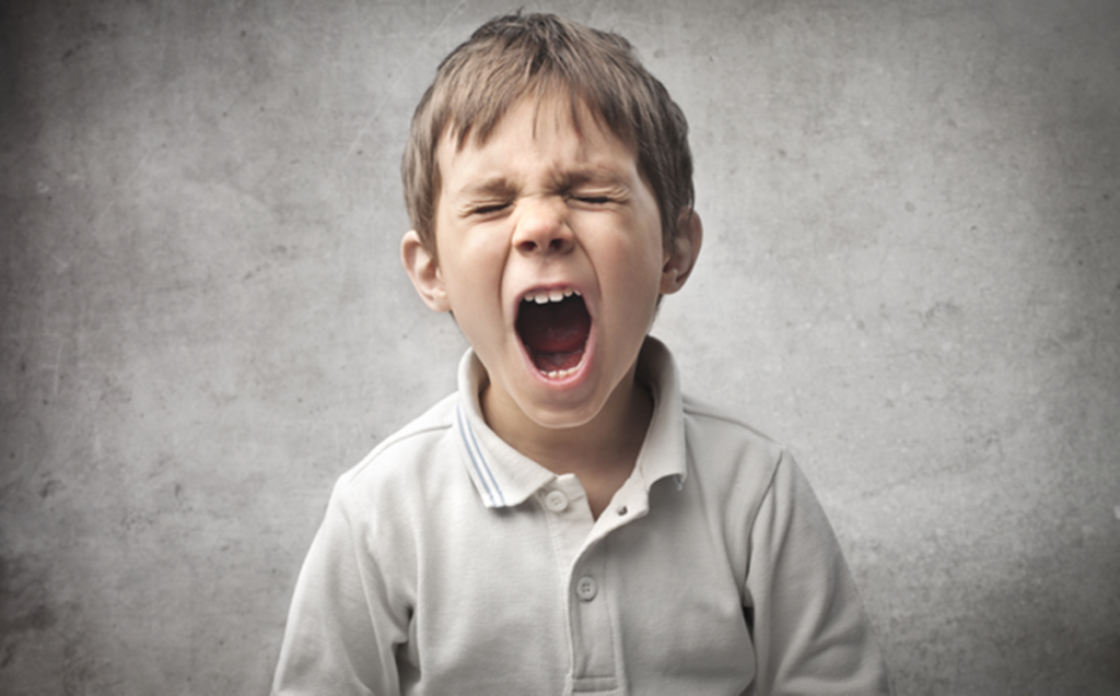 Niño gritando