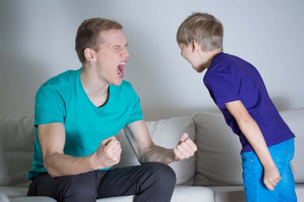 Pai gritando com seu filho