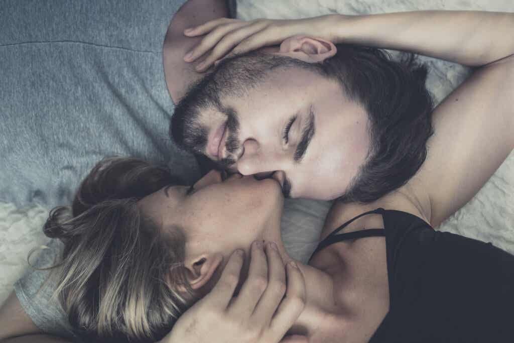 Pareja besándose para simbolizar los pensamientos automáticos en las relaciones de pareja
