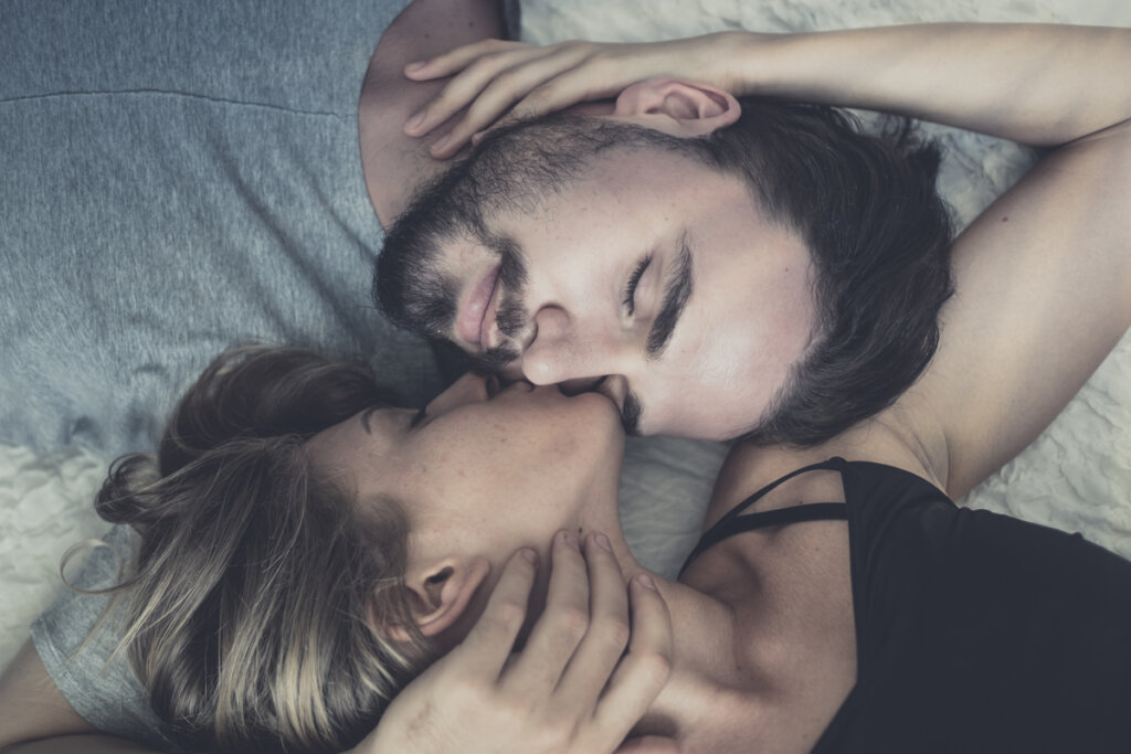 Pareja besándose representando que el amor es una elección