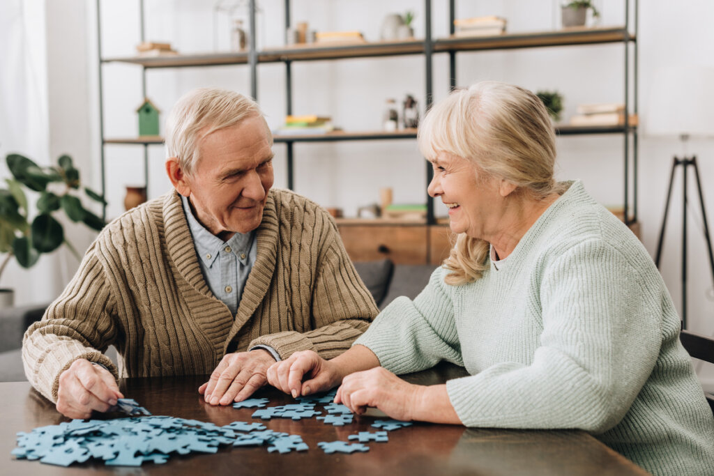 Pareja haciendo un puzzle
