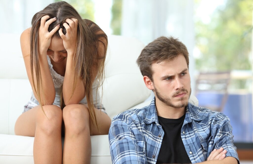 Pareja enfadad representando cuando mi pareja me infravalora: