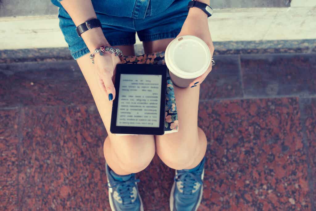 Adolescente con una tablet leyendo sobre leer sin entender