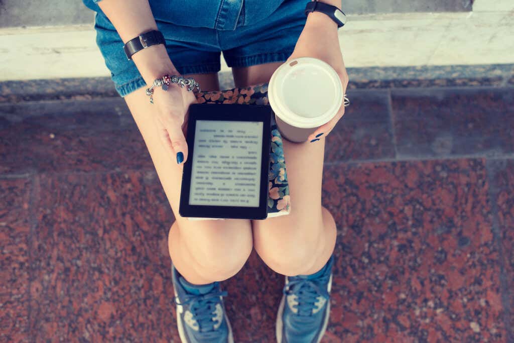 Adolescente con una tablet leyendo sobre leer sin entender
