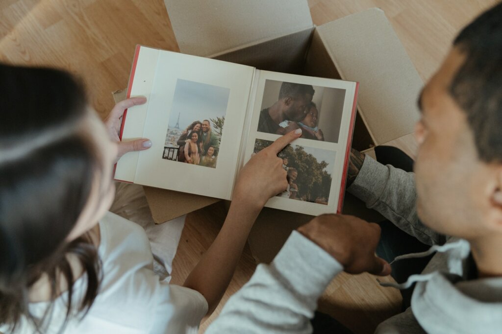 Couple regardant un album photo, exemple de bonheur crépusculaire.