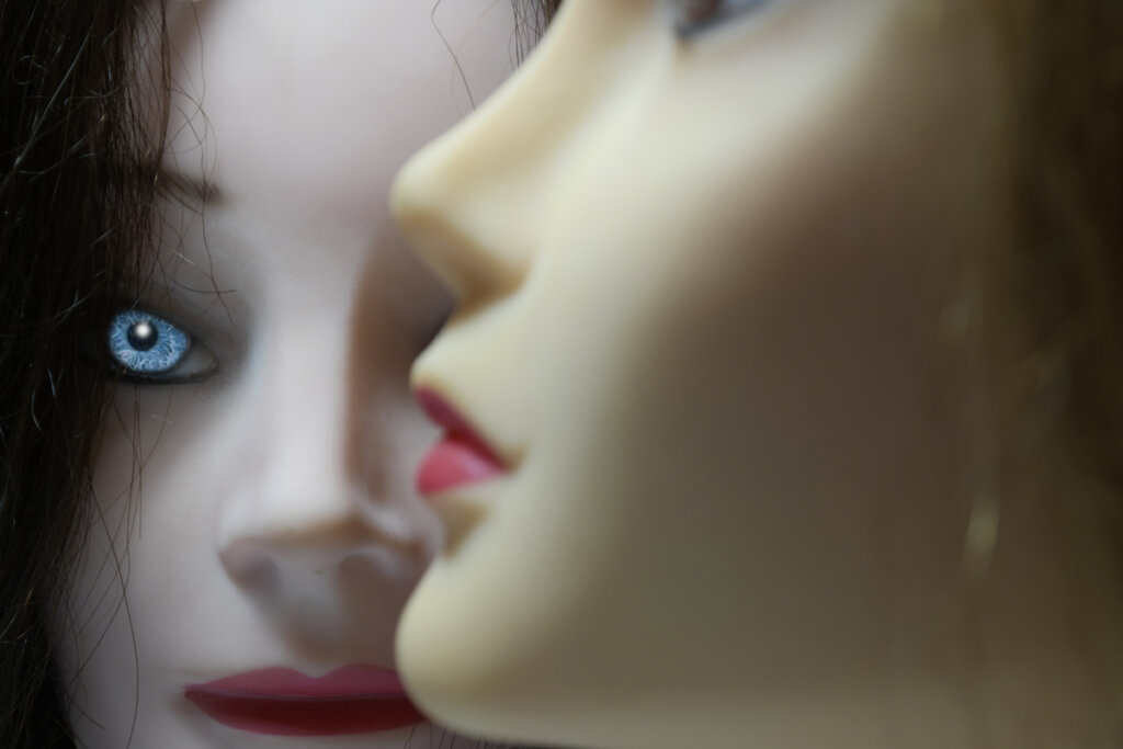 Caras de mujeres robots