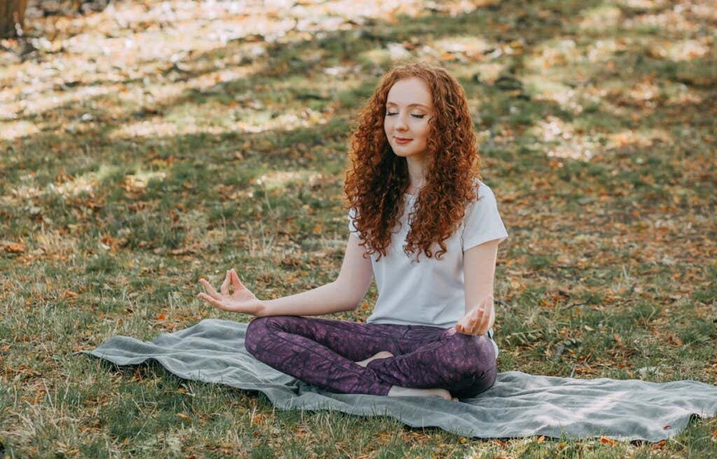 Chica meditando para evitar el estrés de segunda mano