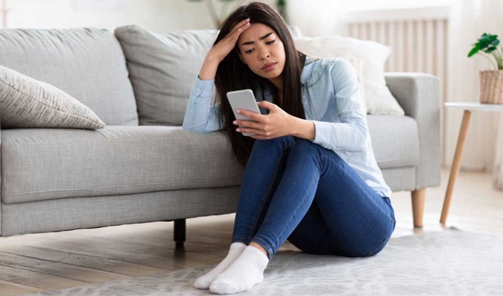chica que padece doomscrolling