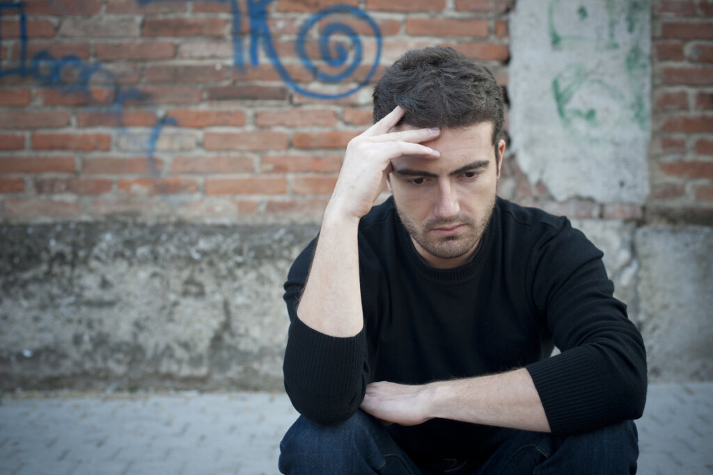 Garçon pensant dans la rue