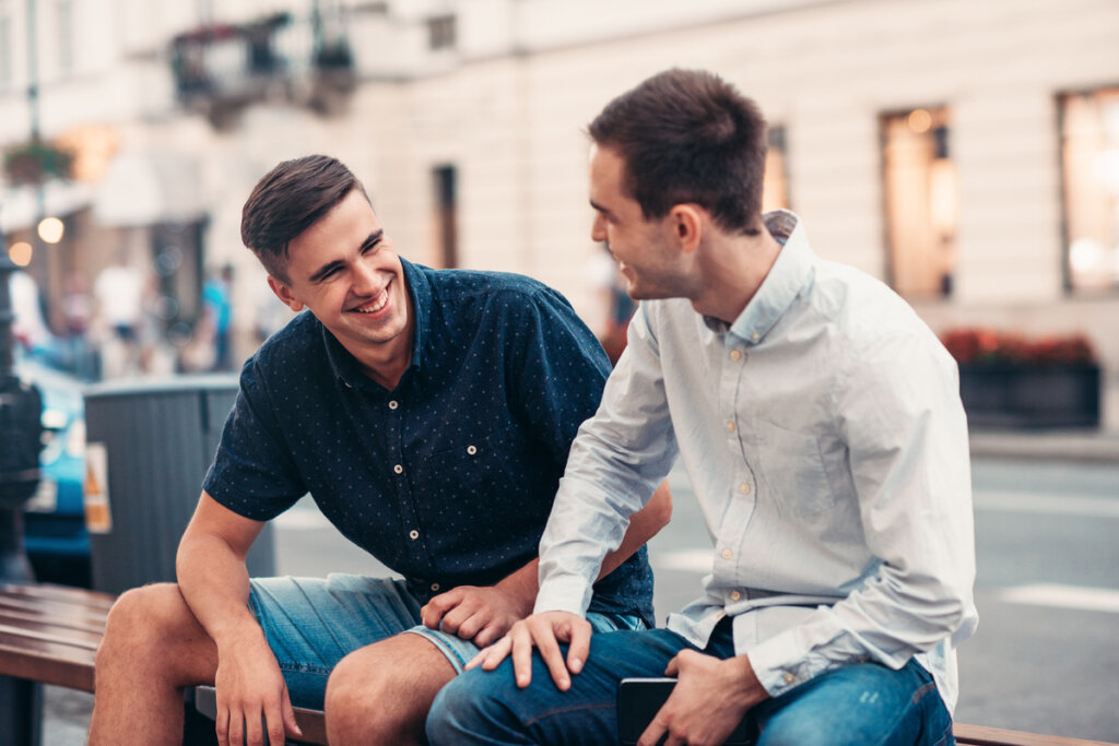 Deux amis parlent de l'effet de primauté