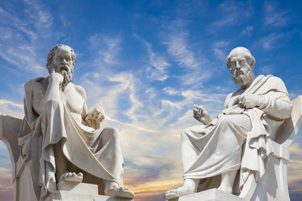 Estatua de Sócrates y Platón