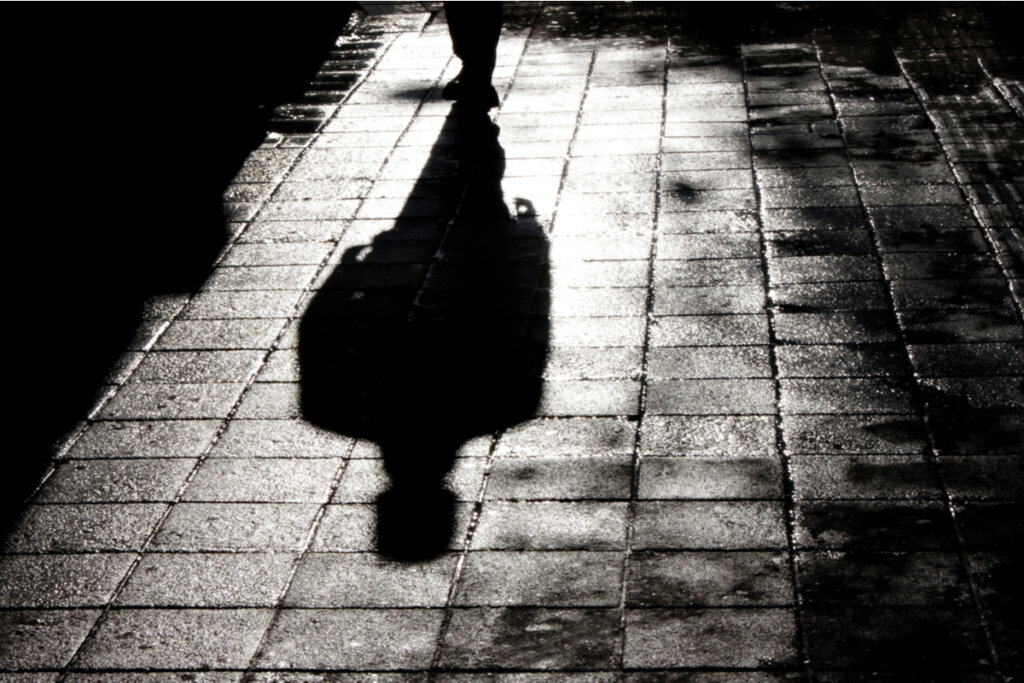 Hombre caminando por la calle de noche