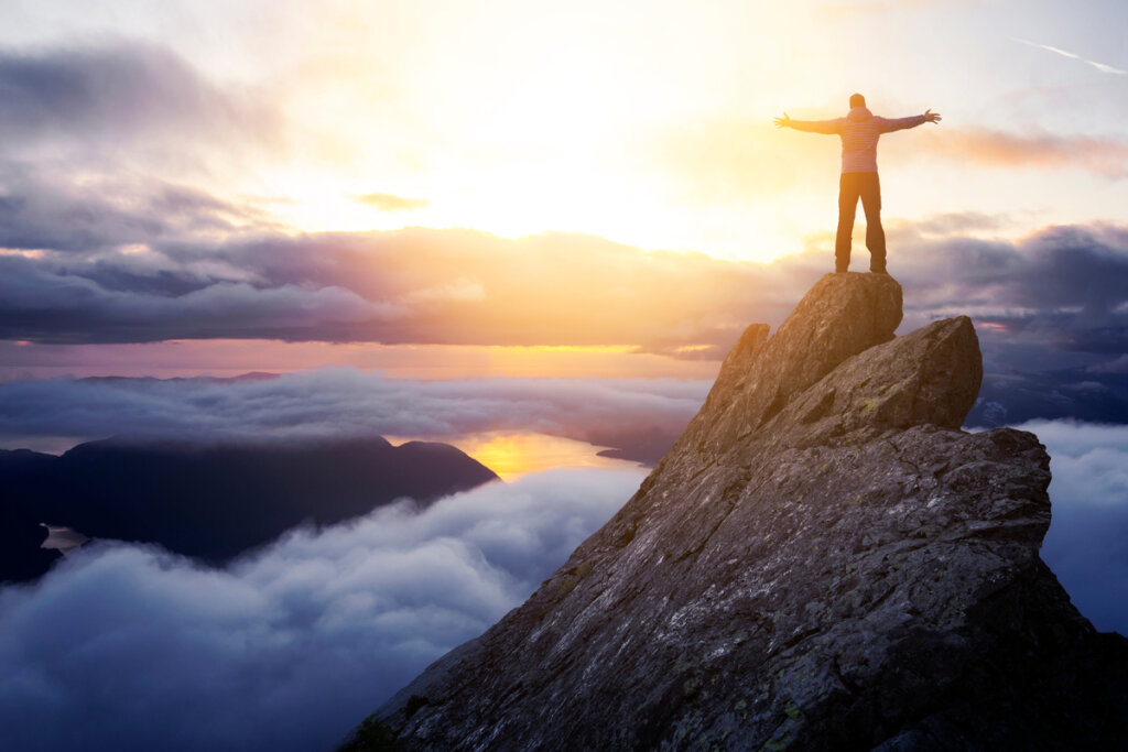 positive Motivation bringt dich dazu, einen Gipfel zu erklimmen, um das unvergleichliche Gefühl zu genießen