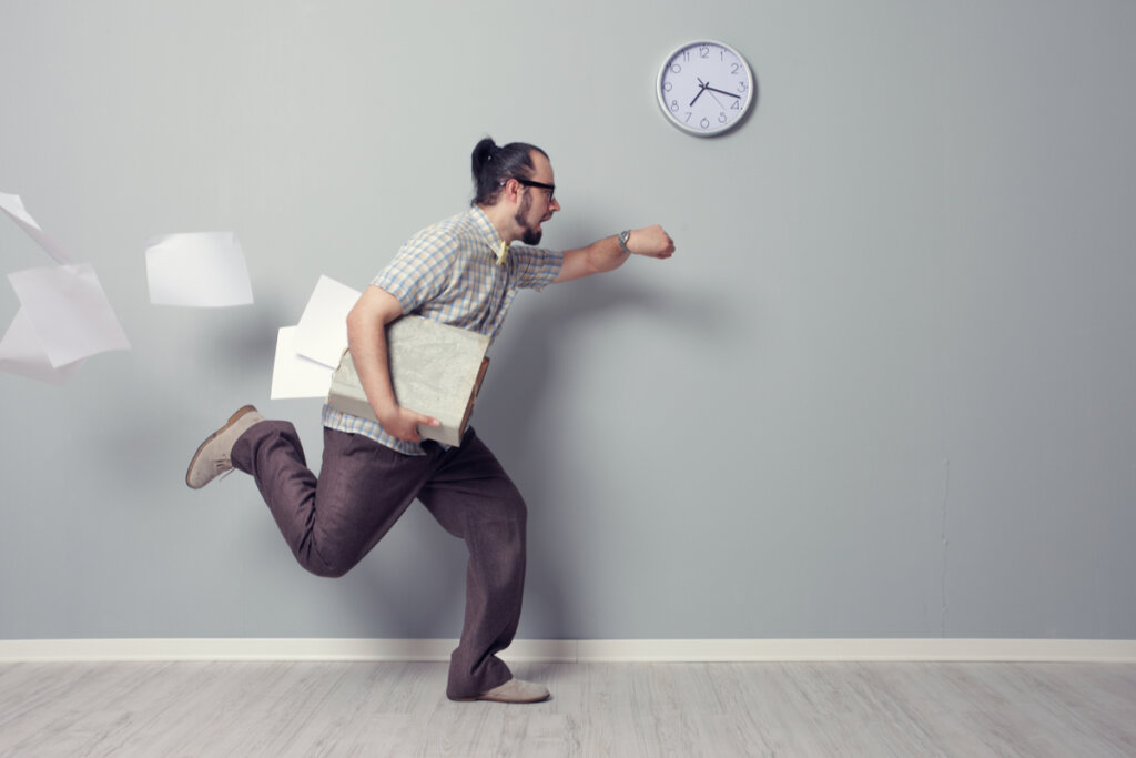 Hombre corriendo mientras mira el reloj