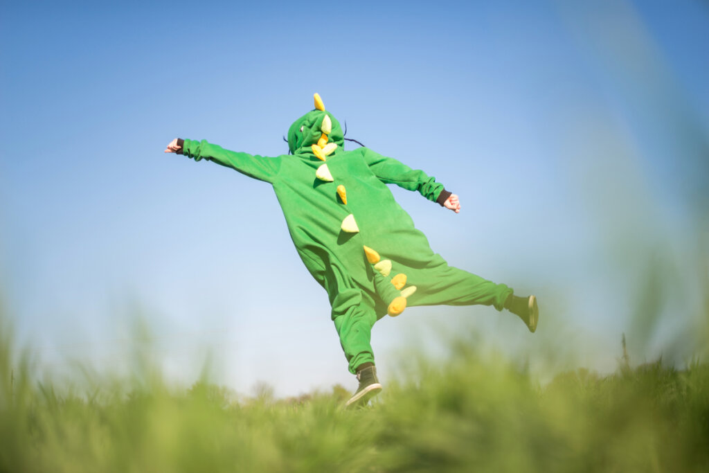 Hombre disfrazado de dragón