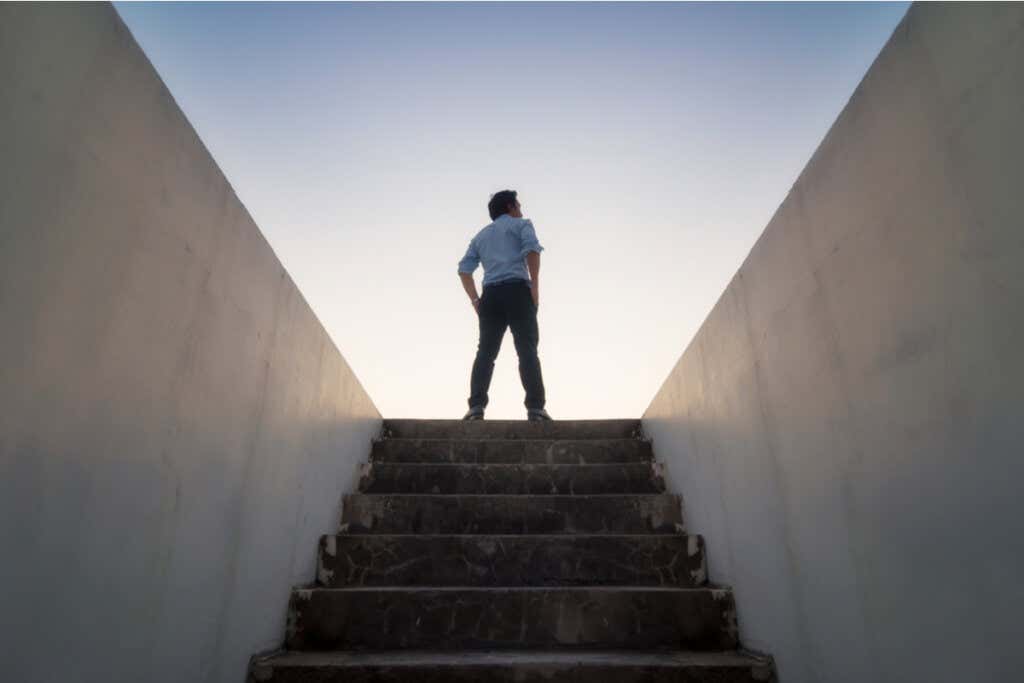 homem em uma escada
