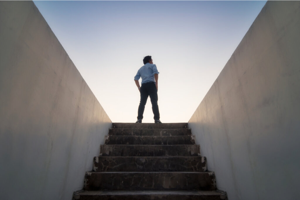 Hombre en una escalera repreresentando el perdedor ético