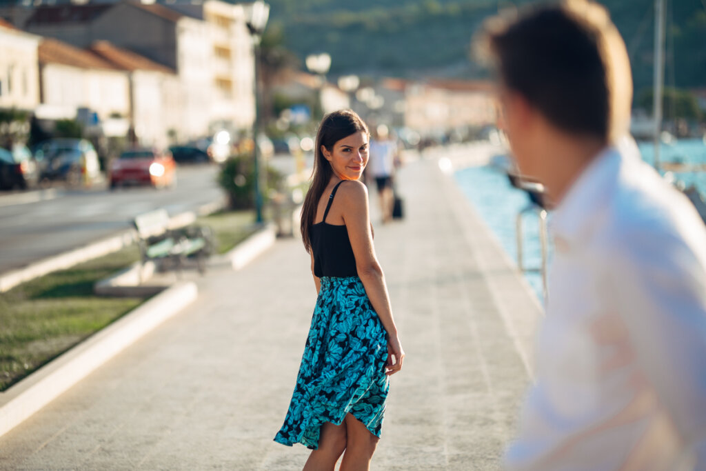 Homme regardant une femme dans la rue symbolisant les personnes qualifiées pour reconnaître les visages