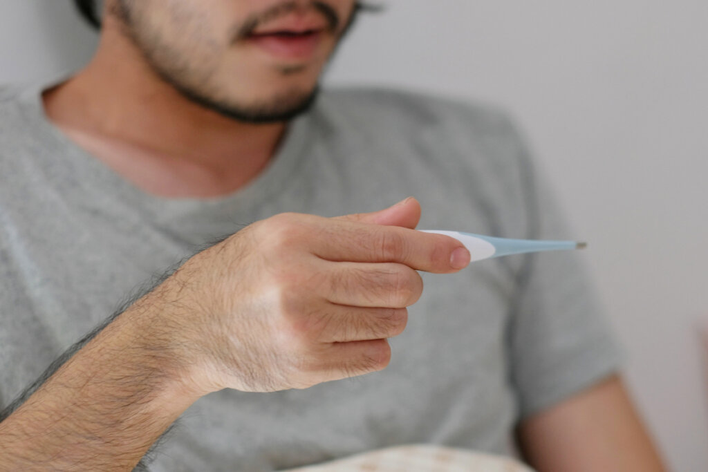 Hombre mirando termómetro