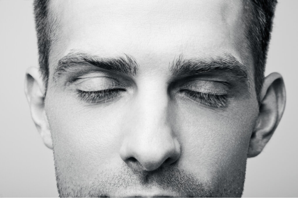 Hombre con ojos cerrados