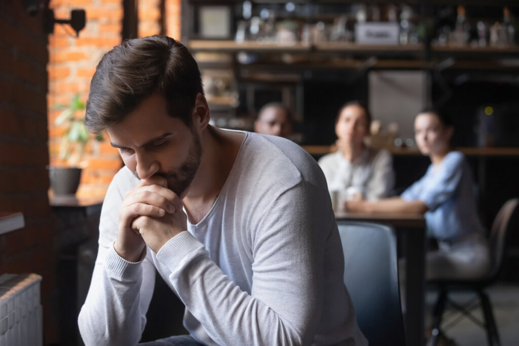 Homme pensant aux effets des narcissiques vulnérables