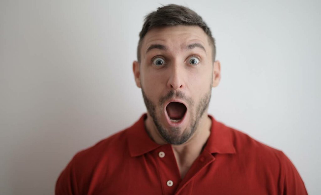hombre con la boca abierta ante las preguntas divertidas para sorprender a alguien