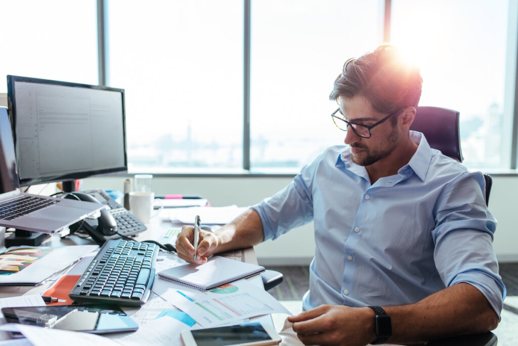 Homme travaillant et pensant que le travail ne nous définit pas en tant que personnes