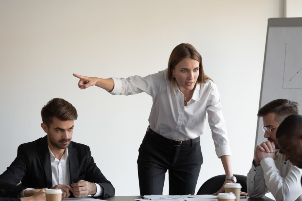 Jefa enfadada con sus empleados representando a las personas intransigentes