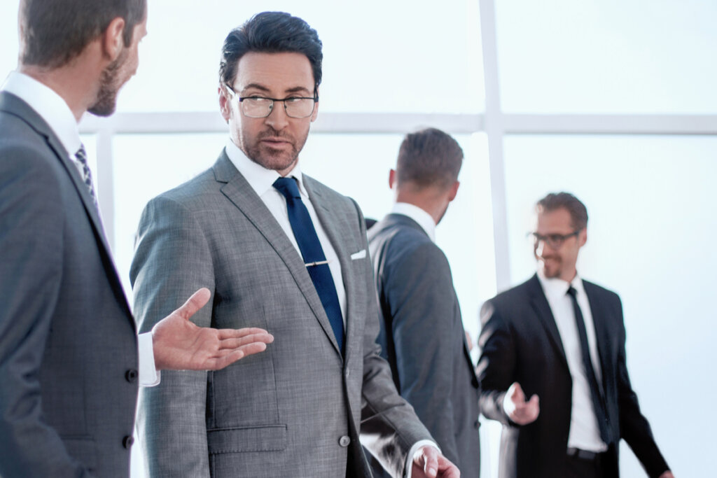 Jefe escuchando propuestas de empleado