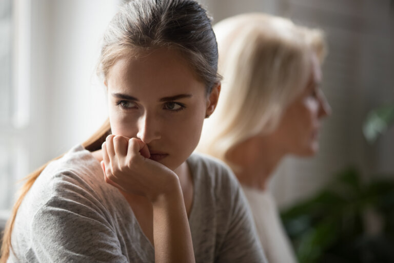 Padres que hacen gaslighting a sus hijos (desgaste emocional)