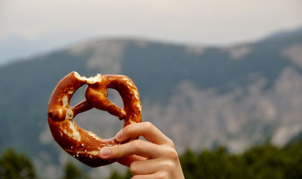 manos con dulce simbolizando el Síndrome Pretzel
