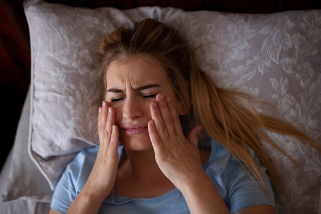 Mujer con bruxismo