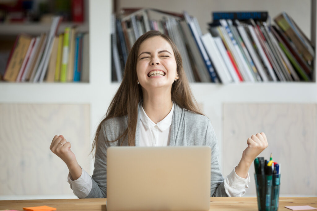 Mujer feliz simbolizando la Teoría de Herzberg