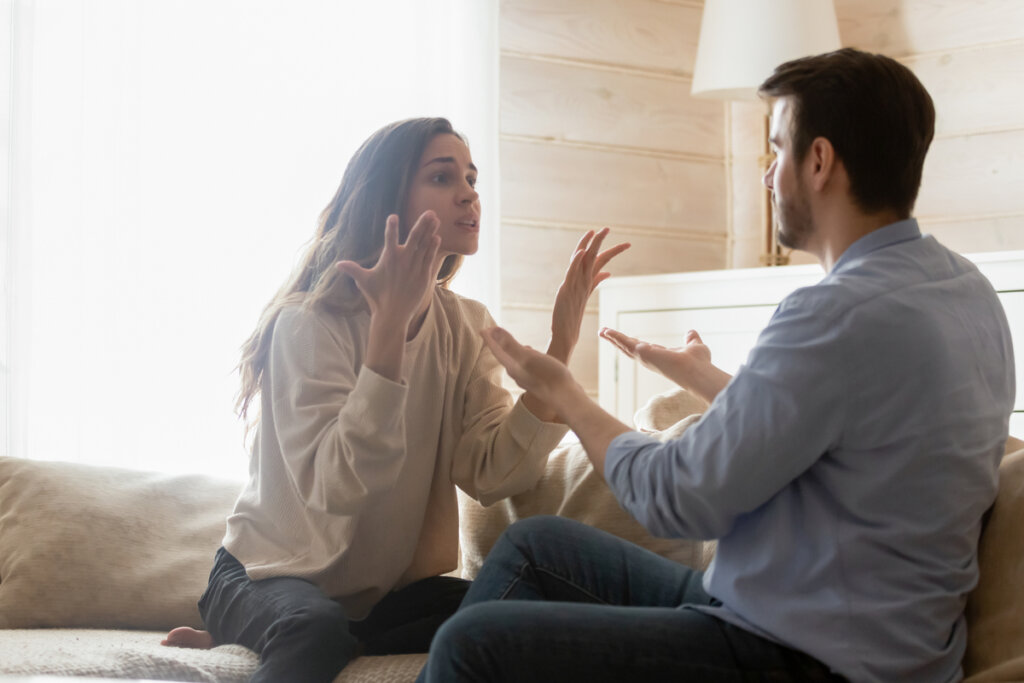 Mujer discutiendo con su marido