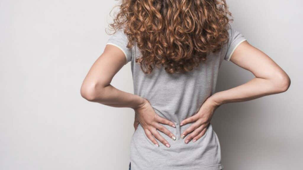 mujer que sufre dolor de espalda por ansiedad
