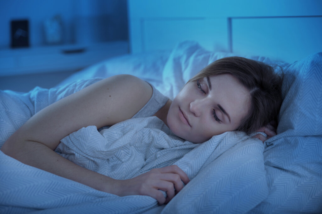Mujer dormida pensando en el último pensamiento del día