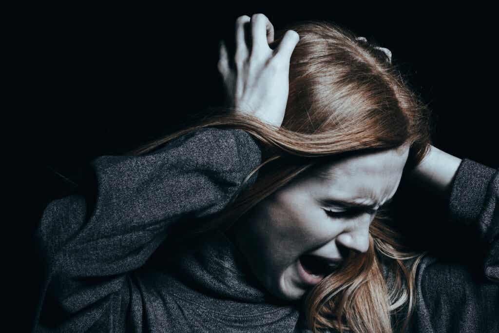 Screaming woman symbolizing how to recognize the "dark triad" personality