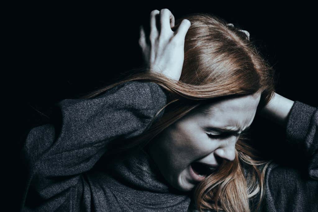 Skrikende kvinne som symboliserer hvordan man gjenkjenner den "mørke triaden" -personligheten