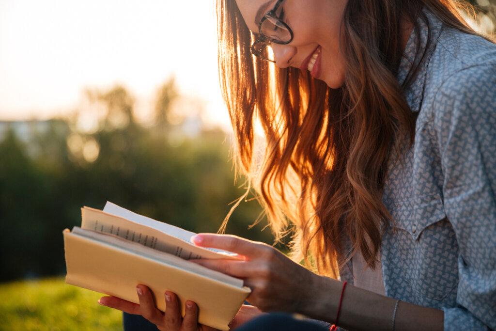 Mujer leyendo un libro